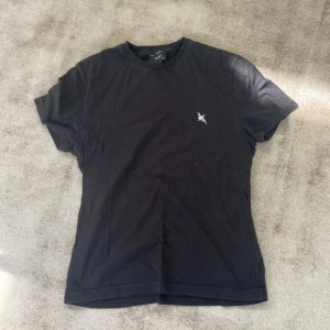 Axel Arigato t-shirt - Riktigt fett Axel arigato t shirt skick 10/10 nypris 799