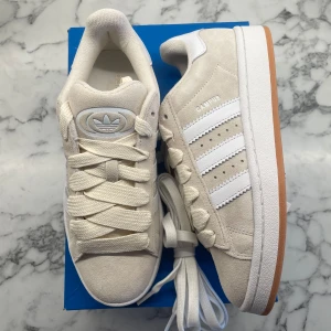 Adidas Campus 00s ”Wonder White Gum” - Helt nya och oanvända Adidas Campus 00s ”Wonder White Gum”. Storlek: 39 1/3  Pris: 1500+frakt. Skicka ett meddelande vid intresse! 