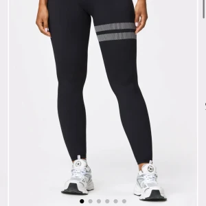 Stronger tights - Stronger signature tights, black, storlek small. Säljer pga fel storlek aldrig använda.