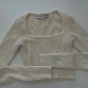 Bershka cropped - Säljer en Cream-vit croppad topp från bershka i mjukt material, säljer då den är för liten på mig💕
