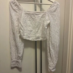 Vit magtröja Bikbok - Magtröja/fin topp/blus som inte används, Accepterar de flesta bud o pris kan diskuteras💖