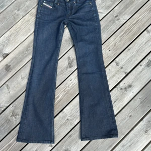 Diesel - Jätte snygga lågmidjade mörkblå bootcut diesel jeans  Använda fåtal gånger  Nyskick  Storlek 26 