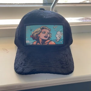  Säljer min river keps för den används inte längre -  Den är signerad av Leo från Revere night den är i toppskick mockan är Superbra den kommer aldrig släppas igen