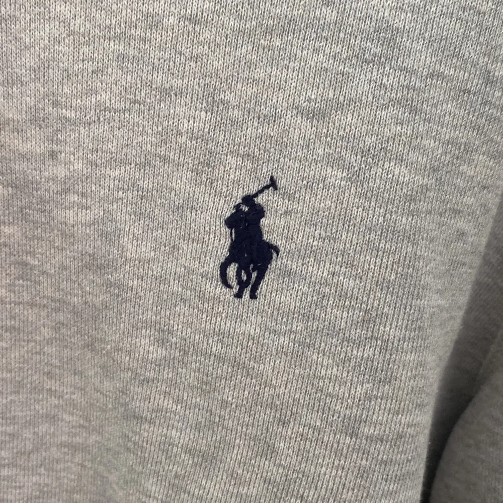 Sälje min polo tröja pga den kom inte till användning. . Hoodies.