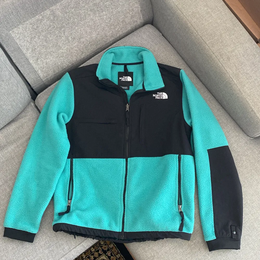 Hej! Säljer en eftertraktad The north Face flecce tröja i storlek Medium passar även Large färg Svart/Turkos skick 9,5/10 Slutsåld överallt!!! pris 450kr Möts i Västerås, Fraktar över hela Sverige (PostNord) hör av er för mer info /// MARES . Jackor.