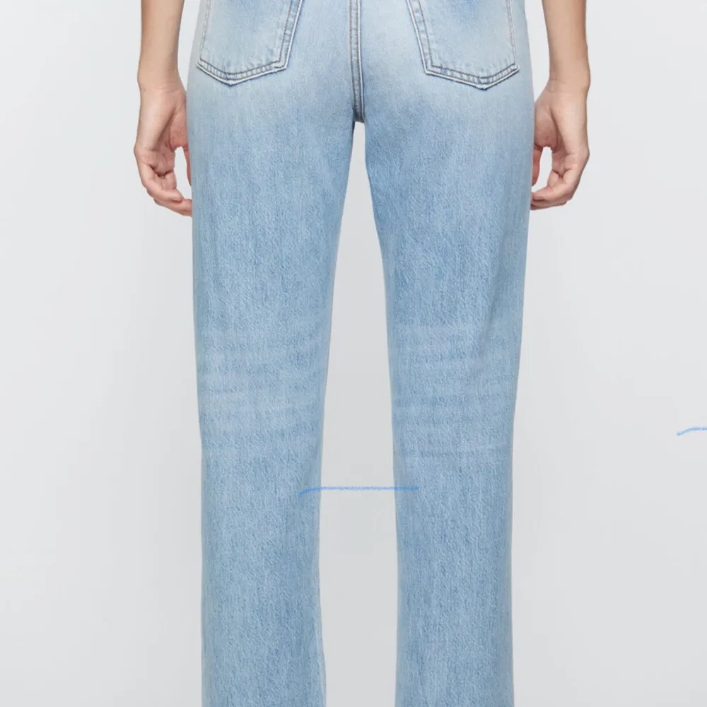 Färg: light blue, Waist 24 length 30 (helt slutsålda på hemsidan). Använda två gånger, nyskick! Nypris 3 700kr. Kontakta mig vid intresse av fler bilder! Priset är diskuterbart . Jeans & Byxor.