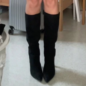 Svarta mocka boots - Säljer dessa skitsnygga mocka boots från mango i storlek 40, passar mig som har 39 i skor annars. I bra skick. Kom privat för frågor och fler bilder💕