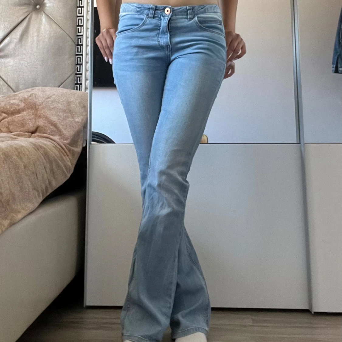 Ljusblå jeans med utsvängda ben