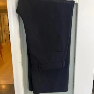 Hope wind trousers - Säljer ett par kostymbyxor ifrån hope, köpte dem ifrån Plick förra veckan men var tyvär lite för stor för mig så säljer vidare dem  Köpta för 599   (Förra ägarens bilder) 