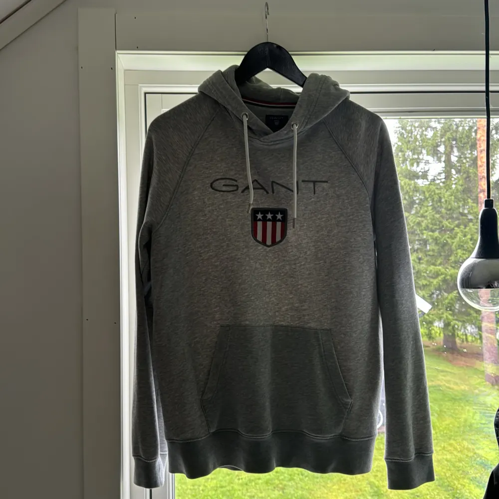 Fräsch med GANT logga över bröst  8,5/10. Hoodies.