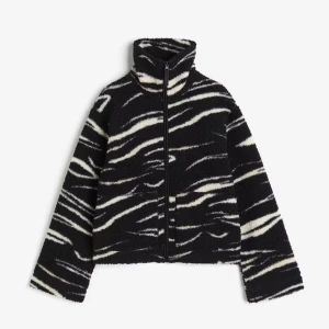  teddyjacka - säljer nu min teddyjacka då den inte kommer till användning! Den är i jättebra skick då jah bara använt den en vinter. köpt för 400 och säljer för 350 då den är slutsåld överallt, kom privat för fler bilder💞💞