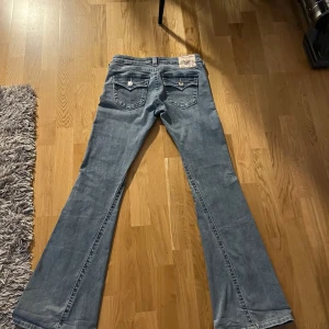 True religion  - True religion Low Rise jeans från Nelly, aldrig använda bara hängt i garderoben. Haft i cirka 3 månader, nypris: 1199kr.  Storlek:  26 Priset går såklart att diskutera.  Köparen står för frakten.