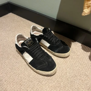 Valentino flycrews - Hej, säljer nu mina flycrews. Dem i bra skick som ni ser på bilden :),saknas några nitar men det är inget som syns eller tänks på vid användning! Hör av er innan ni köper. Observera att jag tar emot Swish.  pris kan absolut diskuteras!