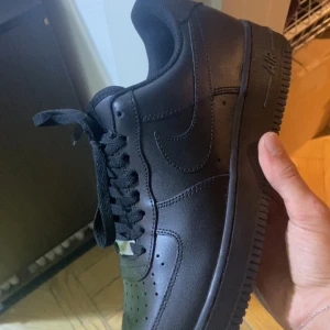 Black airforce 1 - Helt nya blackairforce1!! säljer eftersom hade fel storlek med besättningen aäljer för mindre pris än orginla priset💯