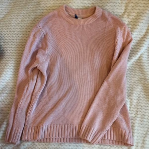 Rosa stickad tröja - Supermysig rosa stickad sweater från H&M i strl M. Använt skick med lite resmor på ena armen.