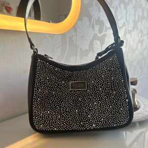 Guess väska  - Fick den i present men aldrig använt! 