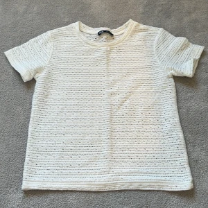 Zara topp - Jag säljer den här jättefina zara toppen som inte säljs längre. Den är i stl S men passar även Xs. Säljer pga den inte kom till andvändning💕💕💕