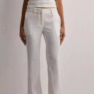 Nelly linnebyxor - Säljer mina eftertraktade Nelly linnebyxor, helt oanvända med lappen kvar. Nypris 499 mitt pris 250!💕 tryck gärna köp nu