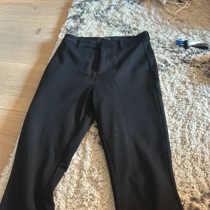kostymbyxor från vero moda - säljer de här kostymbyxorna från veromoda då de inte kommer till användning.  inte använda så mycket, har inga defekter🥰