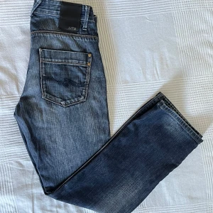 Jack and Jones Jeans - Säljer ett par riktigt schyssta jeans från Jack&Jones som är modell Rick Stitch. Byxan har en straight fit. Skick 9/10. Väldigt skön sliten färg. Nypris ca 900. Säljer för endast 149! Hör av er vid minsta fundering. 