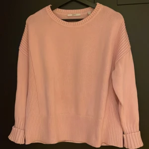 Esprit stickad tröja - Skick 9/10, knappt använd Storlek - M Färg - rosa  Riktigt snygg tröja som passar bra till sommaren 
