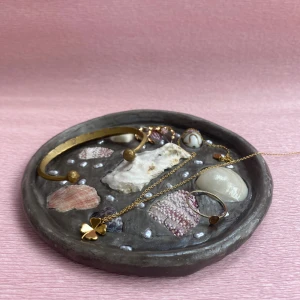 Hemmagjord smyckeskål  - HEMMAGJORD!!   Gjord i lera som jag sedan satt fast snäckor, pärlor och annat krimskrams och lackat för att den ska hålla bra. Perfekt att lägga sina smycken på eller bara ha som dekoration. 