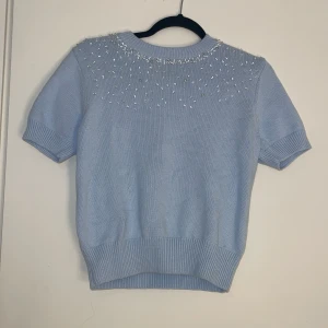 Blå tröja - Blå stickad tröja med diamanter på runt kragen. Tröjan är perfekt att ha till vintern❄️ Nästan aldrig använd🤍