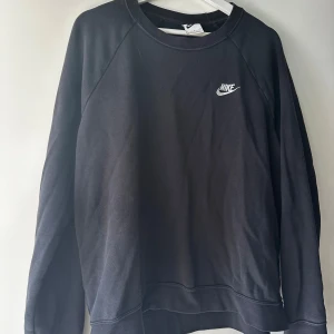 Tröja Nike - Svart tröja från Nike  Storlek L