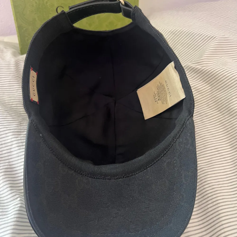 Tjena, säljer denna Gucci kepsen i storlek large, kepsen är i nyskick och box medföljer, nypris är 4600kr! . Accessoarer.