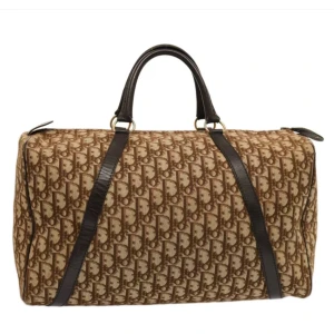 Christian Dior Boston väska - Christian Dior Trotter Boston-väska. Med en klassisk och tidlös design kommer denna väska att passa alla tillfällen. Perfekt för att lägga till en touch av lyxstil till vilken outfit som helst!