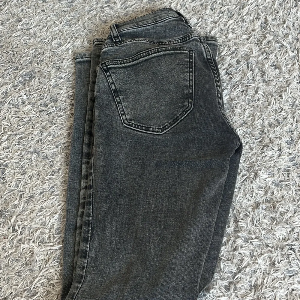 Gråa flared jeans från Gina tricot! ganska använda men inte alls så slitna, lite längst ner på benen som man ser på sista bilen men annars som nya. De är i storlek 32 och säljer för att dom e för små för mig, kostade 499 kr nya🩷. Jeans & Byxor.