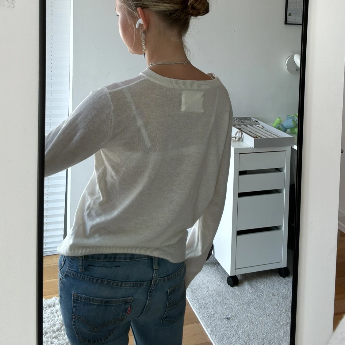 Vit stickad tröja med coola detaljer  - 92