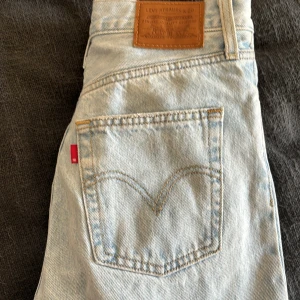 Aldrig använda Levis ribcage jeans - Nya Levis. Säljes pga för liten storlek 