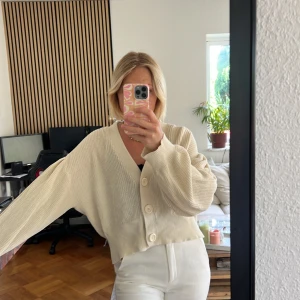 Kofta - Fin kofta från Lindex. Storlek L men jag brukar oftas ha xs så beror på hur man vill att den sitter🥰