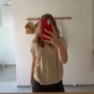 Beige tröja - Kortärmad stickad tröja men fint ”möster”