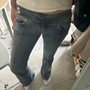 Bootcutjeans - Säljer dessa lågmidajde bootcut jeans från weekday! Strl 29. Har vanligtvis 36/38 i eu strl. Jag är 172 cm! 💓