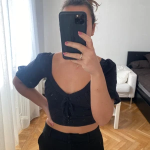 NA-KD topp - Så fin croppad blus från NA-KD. Storlek 32/XXS-XS, dragkedja i sidan. Fint skick!