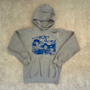 Hoodie med tryck - Hoodie med tryck Svårt att se storlek men skulle själv gissa på S. Hoodien är använd men har inga större defekter.
