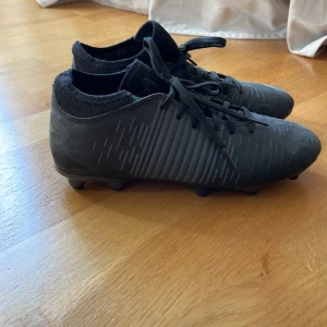 Fotbollsskor svart - Snygg fotbollsskor som endast är använda någon enstaka gång. Mycket bra skick och har inga repor på skorna. 