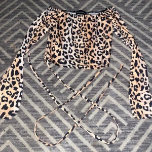 Snygg leopard tröja - En snygg fin leopard mönstrad magtröja, fint material och i perfekt skick! Med fina snören du kan knyta runt midjan.