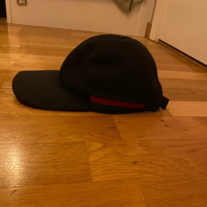 Gucci keps - Äkta Gucci keps.Nyaste modellen, välanvänd 🤍Justerbar 