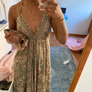 Mönstrad långklänning - Så fin och i felfritt skick! Jag på första 2 bilderna är 165 o den passar 160-170 längdmässigt. Banden gör den justerbar så den passar mellan storlek S-M