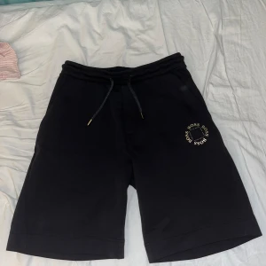 Hugo boss shorts - Jättesnygga Hugo boss shorts som har används endast ett fåtal gånger, shortsen är i princip helt nya.