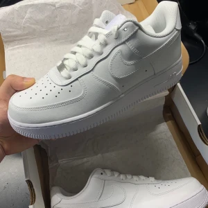 Nike Air Force 1 ’07 Helt ny - Helt nya och följer med sin låda.  Storlek 42 Nypris 1500