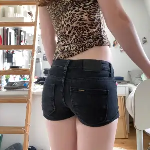 Säljer mina favvo shorts då de tyvärr börjar bli för små. De är i bra skick och har inga defekter. Midjemått 34 cm och grenhöjd 16 cm. Kontakta mig privat vid frågor eller intresse 💓