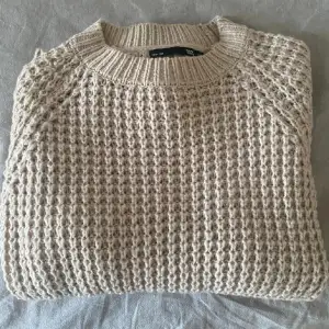 Fin mjuk beige stickad tröja från lager 157 i storlek xs men oversized. Använd en gång därefter tvättad så som ny, inga defekter. ”Våfflad” i materialet. Hör av dig om önskan om fler bilder. Köparen betalar frakten