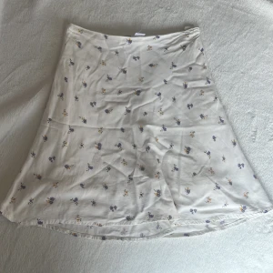 Kjol - Fin blommig kjol som har en snygg passform. Den är bara använd ett fåtal gånger och är därför i väldigt bra skick. Skriv gärna till mig om ni vill ha fler bilder💕