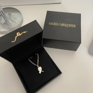 Maria Nilsdotter - Säljer mitt nästan oanvända Maria Nilsdotter halsband. Inga defkter och jättesnyggt!😍