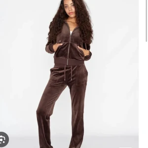 Juicy set - Hej Hej! Säljer detta super fina juicy couture set. Settet är endast använt en gång och är i princip nytt kvitto finns kvar. Som nya, skriv för mera bilder. Priset är diskuterbart 💕🤗