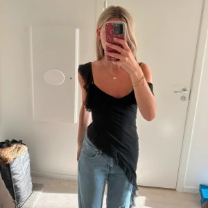 Asymmetriskt linne - Superfint asymmetriskt linne med volanger från Mistress Rocks! Strl XS! Helt ny med prislappar kvar!